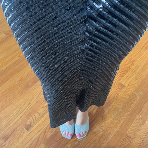 Black sequin gown - Picture 2 of 5